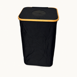 Rebin Compact 100 L fekete textil palackgyűjtő bambuszkerettel és egy bedobónyílással, világos stúdióháttéren.